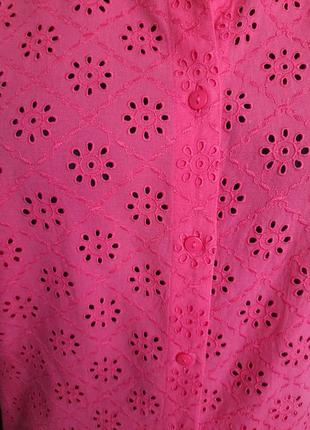 Блуза - безрукавка на пуговицах из роскошной ткани с вышивкой ришелье4 фото