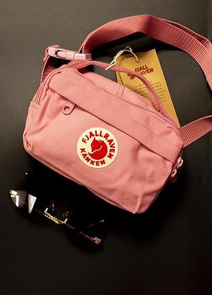 Сумка бананка компактная fjällräven kånken розового цвета размер 19х12х6 (2 l)