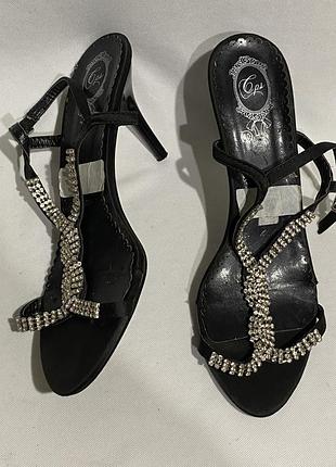 Босоніжки на шпильках