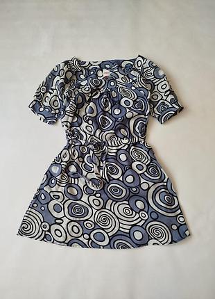 Тоненькое, легкое платье с геометричным принтом.