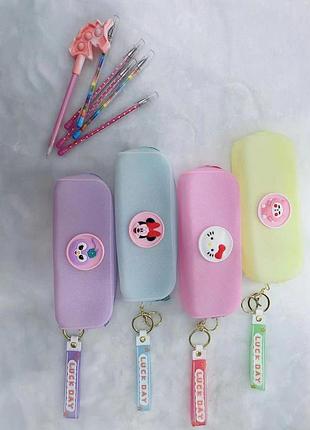 Пенал школьный для ручек, карандашей, канцелярских мелочей с лентой для ключей в ассортименте.