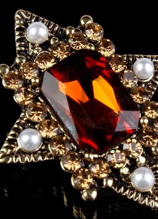 Брошка-булавка. узорная со стразами и коричневым камнем. элегантная бижутерия. украшения стильные для женщин.