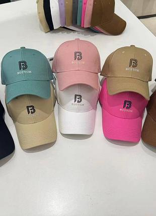Бейсболка-кепка однотонна літня в асортименті. літера "в". стильні головні убори.