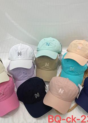 Бейсболка-кепка однотонная летняя в ассортименте. буква "n". стильные головные уборы.