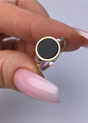 Кольцо женское из серебра и золота с ониксом