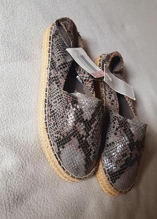Новые удобные дышащие туфли сникерсы с принтом года змеиным