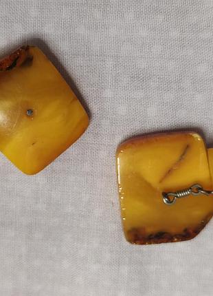 Запонки з бурштина