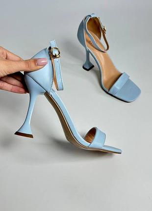 Блакитні босоніжки на каблуку рюмці базові босоніжки на підборах чарка базові босоніжки на літо