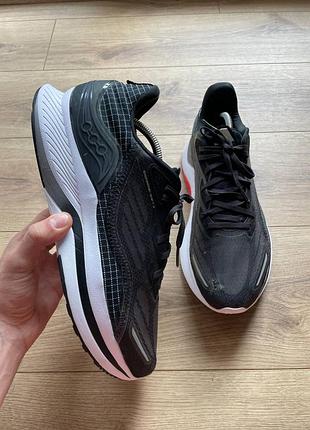 Чоловічі бігові кросівки фірми saucony endorphin shift оригінал