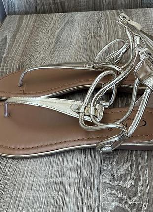 Босоніжки, вʼєтнамки золотистого кольору