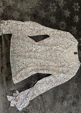 Блузка з вирізом та завʼязками на рукавах