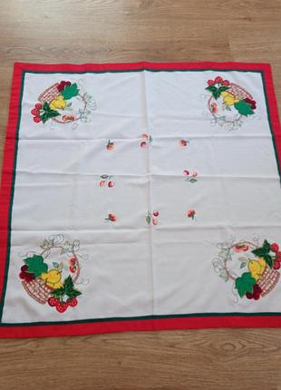 Скатерка -квадратик  с летними фруктами, ручная вышивка.англияразмер 87*87