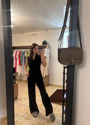 Чорний жіночий комбінезон