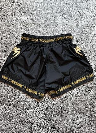 Боевые шорты venum muay thai черные с золотом