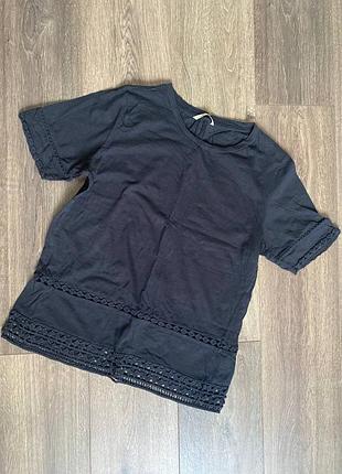 Черная классическая футболка с хлопковым кружевом