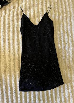 Чорна сукня з пушапом