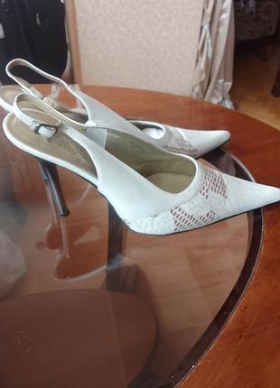 Кожаные туфли белого цвета на высоком каблуке. размер 39.
