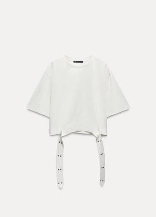 Оригинальная белая футболка с ремешком