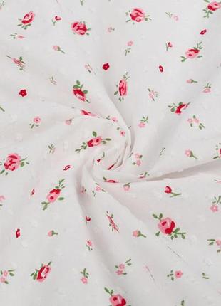 Батист трояндочки на білому фоні