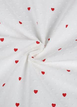 Батист в мушку червоні сердечка на білому фоні