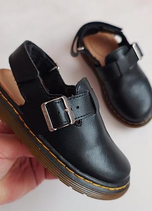 Нові шкіряні оригінальні босоніжки dr. martens
28(17 см)