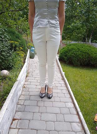 Брюки светлые скинни зауженные м -л