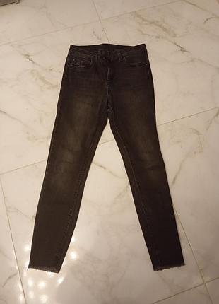 Черные джинсы.