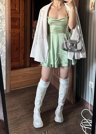 Ніжна атласна сукня з голою спинкою на шнурівці