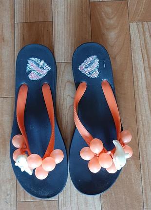 Тапки ( в'єтнамки , шльопанці ), для вулиці, пляжу,  різнокольорові