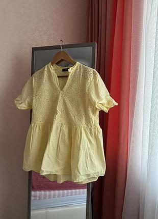 Футболка або літня блуза у кольорі вершкового масла