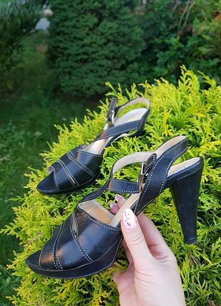 Шкіряні босоніжки на підборах luisa miranda