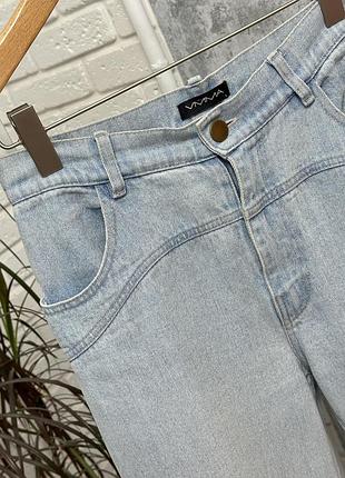 Блакитні джинси з великою кокеткою українського бренду vmma
