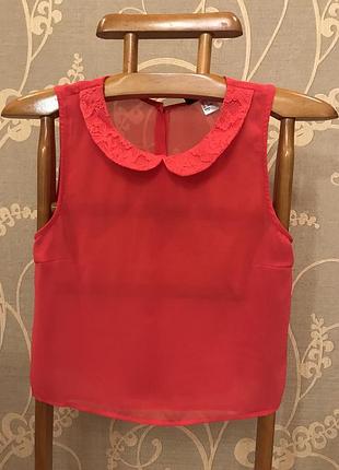 Очень красивая и стильная брендовая блузка красного цвета.