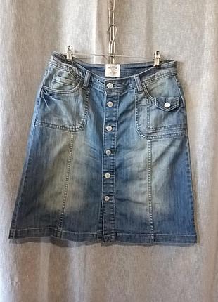 Джинсова спідниця на гудзиках.