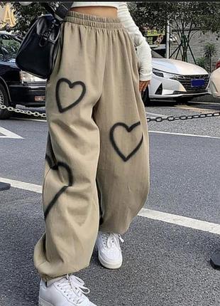 Брюки спорт оверсайз на резинке с черными сердечками граффити стрит арт оверсайз хаки