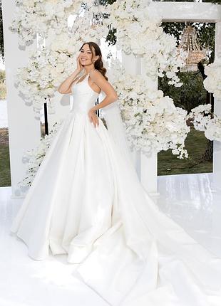 Весильное платье с жемчужинами и шлейфом.