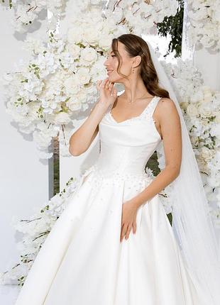 Весильное платье с жемчужинами и шлейфом.