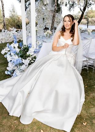 Весильное платье с жемчужинами и шлейфом.