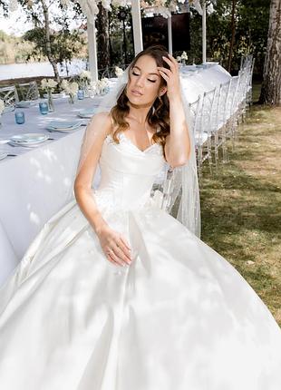 Весильное платье с жемчужинами и шлейфом.