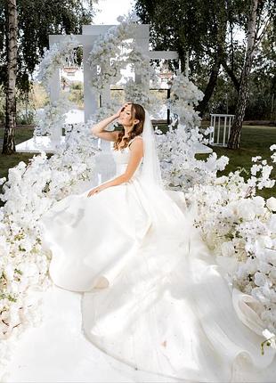 Весильное платье с жемчужинами и шлейфом.