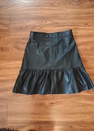 Шкіряна спідниця h&m чорна міні з воланом екошкіра спідничка трапеція клеш штучна шкіра hm розмір 36 s 8 165/68a волани рюші баска