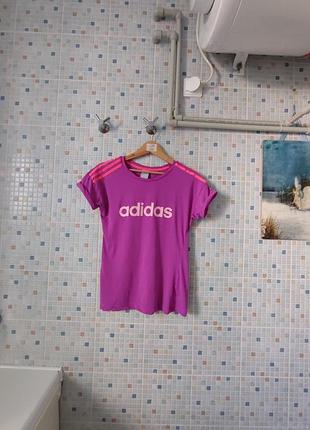 Футболка adidas.