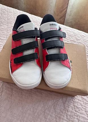 Кросівки adidas marvel в розмірі 31 в дуже хорошому стані
