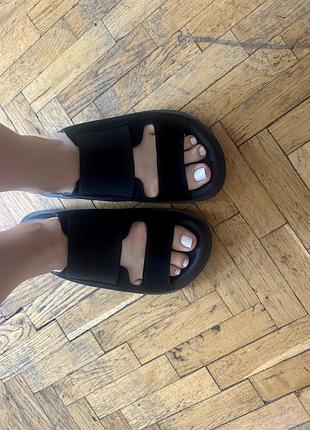 Стильні шльопки від українського бренду teshoes