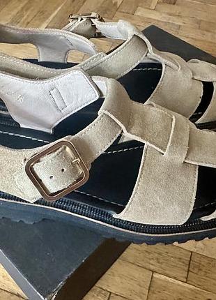 Стильні сандалі від українського бренду teshoes