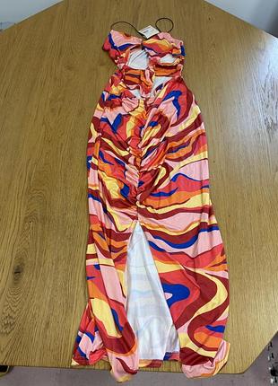 Нова сукня з вирізом та декольте