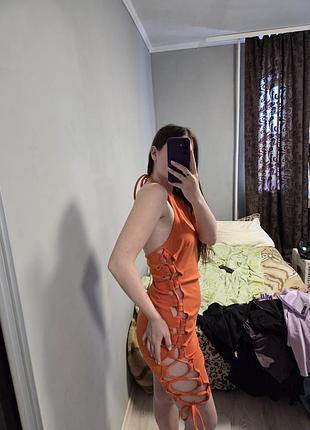 Яскрава помаранчева сукня з шнурівкою по боках