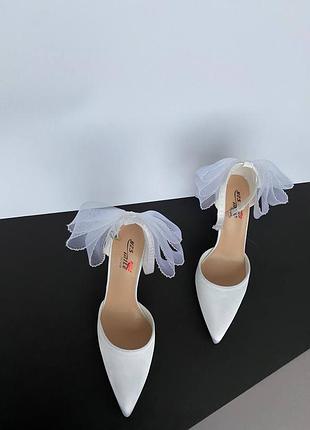 Білі туфлі на шпильці з бантиком світлі туфлі на підборах бантик ззаду атласні туфлі на каблуку