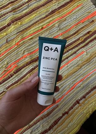 Зволожувальний крем для обличчя q+a zinc pca daily moisturiser