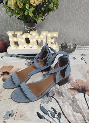 Літні босоніжки сіро-блакитного кольору на зручних підборах